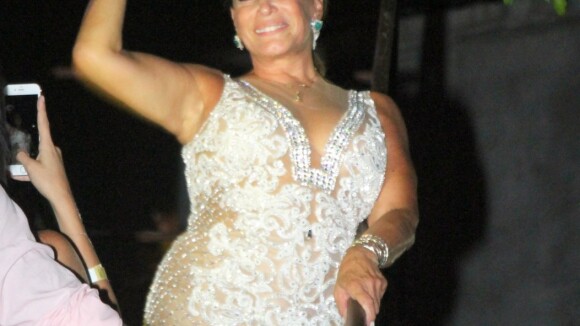 Susana Vieira ousa com vestido transparente e decotado para o Réveillon. Fotos!