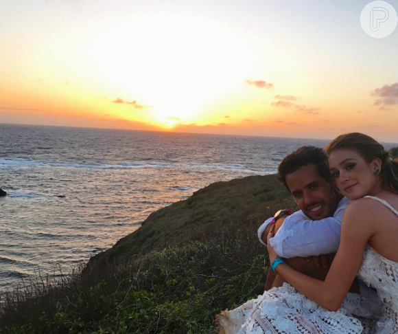 Marina Ruy Barbosa curte nascer do sol em Noronha com o noivo