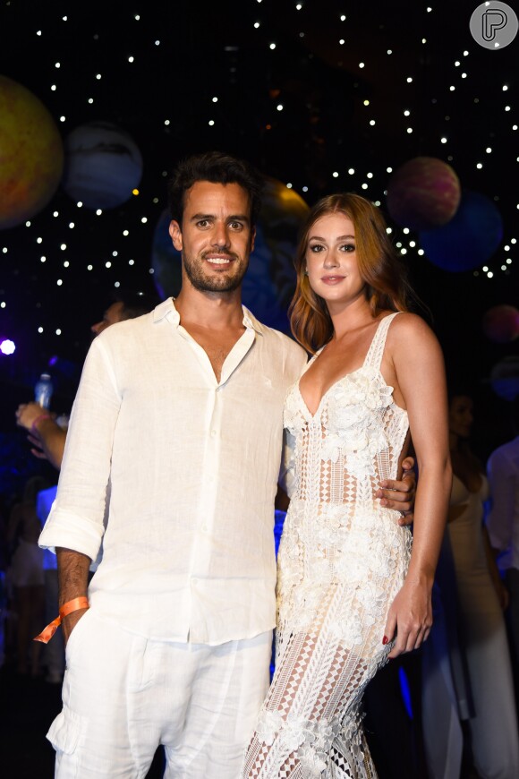 Marina Ruy Barbosa recebeu 2017 na companhia do noivo e de amigos próximos, como a cantora Paula Fernandes e a atriz Luma Costa