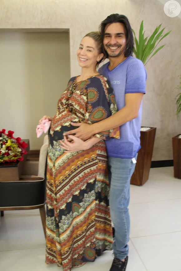 Danielle Winits e André Gonçalves têm vontade de aumentar a família e a atriz já apareceu grávida em clipe