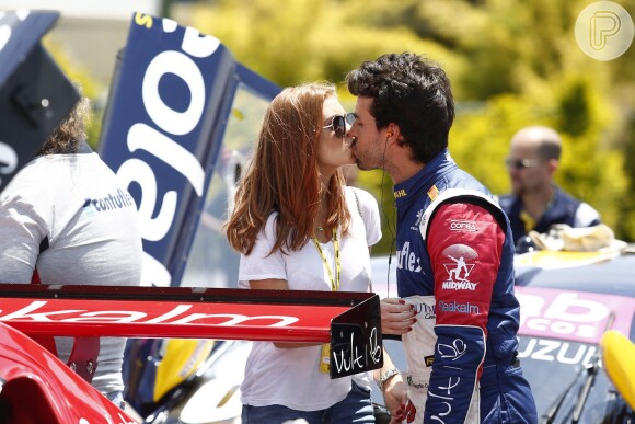 Marina Ruy Barbosa é noiva do piloto de stock car Xandinho Negrão