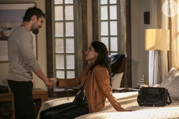Carolina (Maria Joana) não conta a César (Rafael Cardoso) que descobriu sua paixão por Alice (Giovanna Antonelli) e arma contra ele em sigilo, na novela 'Sol Nascente'