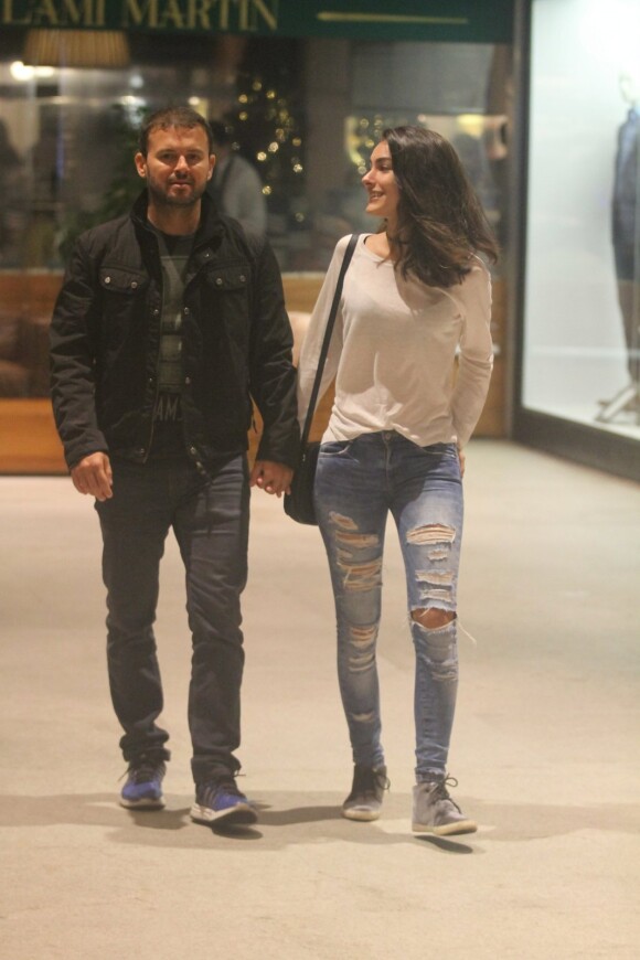 Marina Moschen passeia com o namorado em shopping carioca