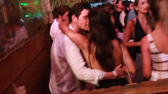 Mariana Rios beija o novo namorado, Ivens Neto, em show na Bahia. Fotos!