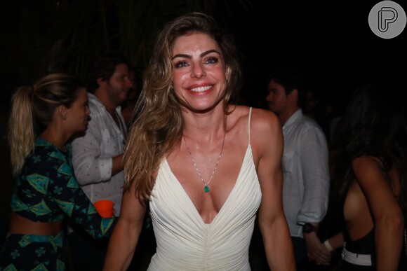 Daniella Cicarelli investe em body branco com superdecote para assistir show da Banda Eva