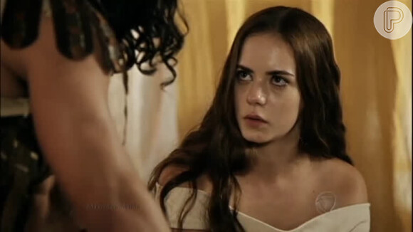 Livana (Letícia Medina) é procurada por Maquir (Alexandre Slaviero) para um pedido de desculpas, na novela 'A Terra Prometida'