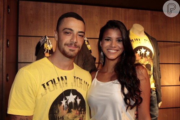 Felipe Titto posa ao lado da Miss Brasil 2013, Jakelyne Oliviera, em 22 de janeiro de 2014