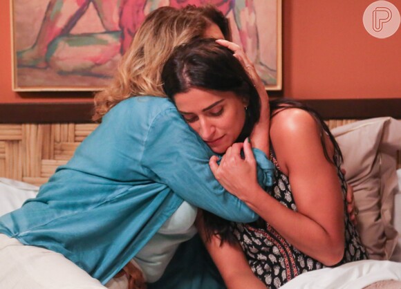 Carol (Maria Joana) pede colo a Ana (Silvia Bandeira), na novela 'Sol Nascente'