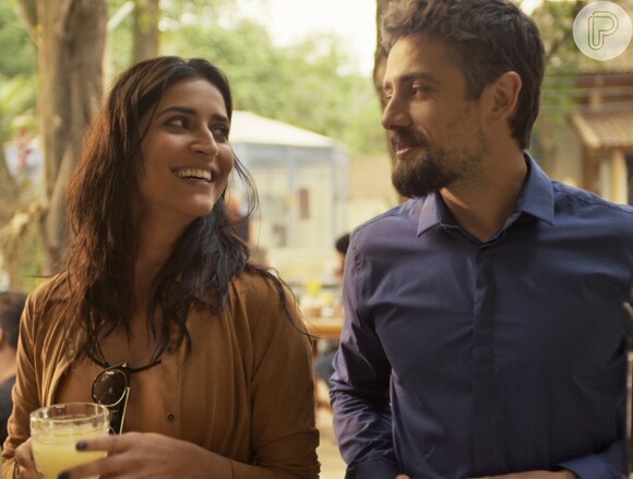Carol (Maria Joana) é amante de Cesar (Rafael Cardoso) e acredita que ele vai fugir com ela depois do golpe na Arraial Pescados, na novela 'Sol Nascente'