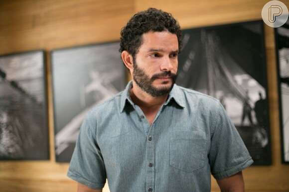 Wagner (Felipe Mago) conta para Mario (Bruno Gagliasso) que Cesar (Rafael Cardoso) foi o mandante da explosão nas traineiras, na novela 'A Lei do Amor'