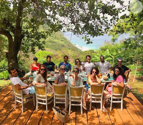 Marina Ruy Barbosa comemorou o fim da viagem a Noronha com um almoço entre amigos