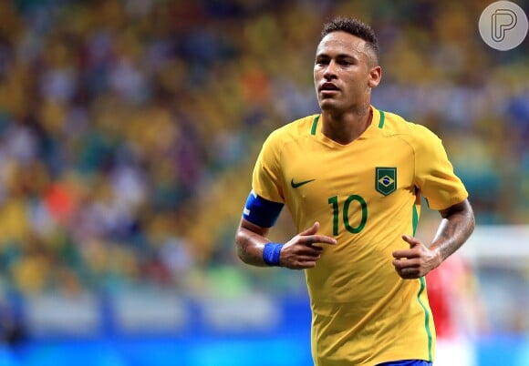 Neymar subiu a arquibancada do Maracanã para abraçar Bruna Marquezine na conquista do ouro na Olimpíada