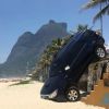 O carro dirigido por Pedro, filho de Leticia Spiller e Marcello Novaes, caiu na areia da praia de São Conrado