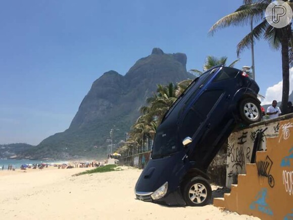 O carro dirigido por Pedro, filho de Leticia Spiller e Marcello Novaes, caiu na areia da praia de São Conrado