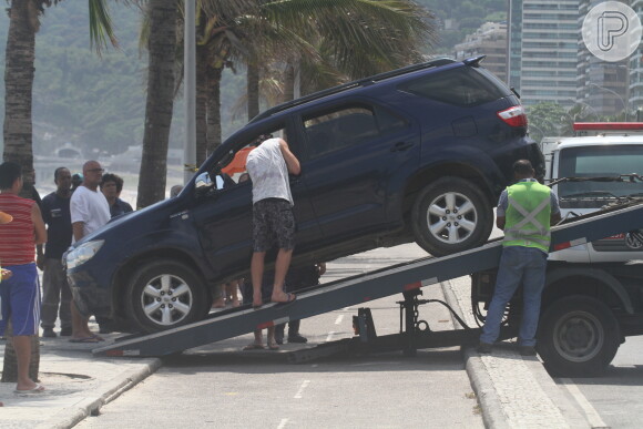 Filho de Leticia Spiller e Marcello Novaes esquece freio e carro cai na areia