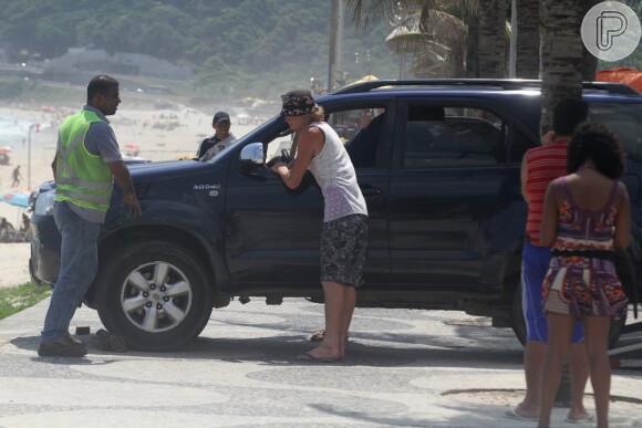 Filho de Leticia Spiller e Marcello Novaes esquece freio e carro cai na areia