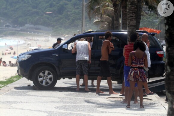 Filho de Leticia Spiller e Marcello Novaes esquece freio e carro cai na areia
