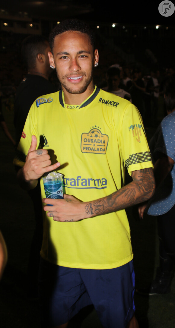 Bruna curtiu o réveillon com Neymar e amigos na casa do jogador