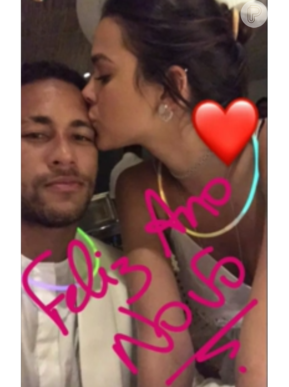 Já no réveillon, Bruna e Neymar trocaram carinhos e não esconderam os momentos de seus fãs