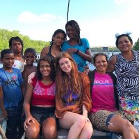 Marina Ruy Barbosa posa com maricultores em Alagoas: 'Obrigada pelas ostras'