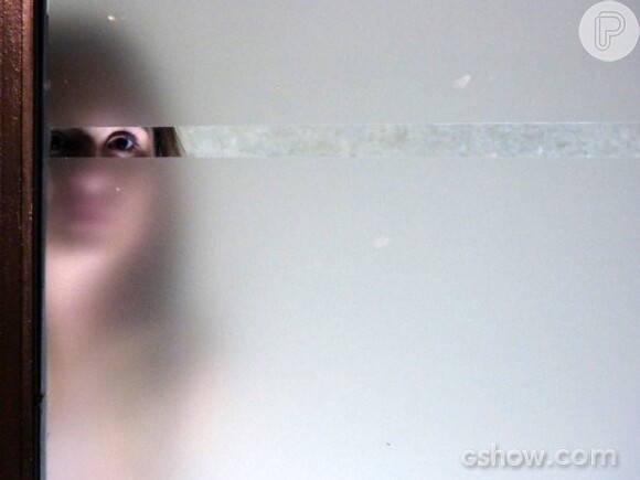 Lili (Juliana Paiva) viu Tereza (Carolina Ferraz) e Hermes (Alexandre Nero) se beijando e conta ao pai que eles têm um caso, em 'Além do Horizonte'