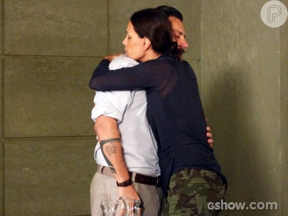 Hermes (Alexandre Nero) e Tereza (Carolina Ferraz) são amantes, em 'Além do Horizonte'