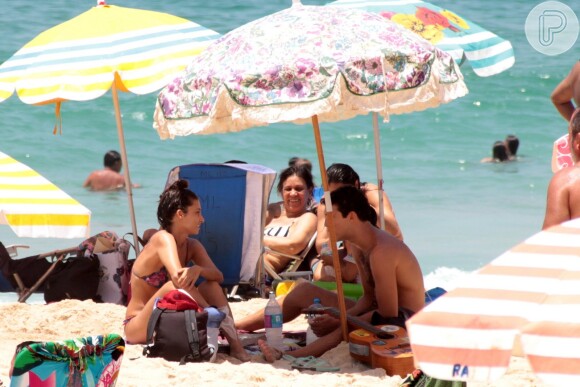 Júlia Oristanio, ex de Rafael Vitti, se diverte com amigo em tarde de praia no Rio de Janeiro