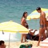 Júlia Oristanio, ex de Rafael Vitti, foi à praia acompanhada de um amigo