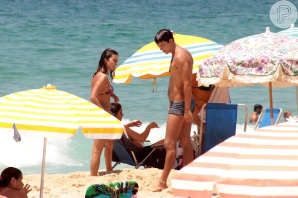 Júlia Oristanio, ex de Rafael Vitti, foi à praia acompanhada de um amigo