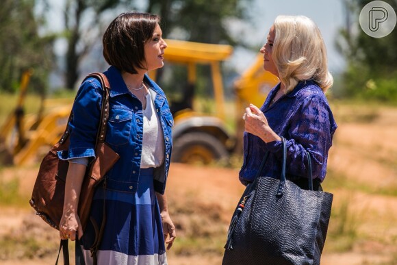 Mág (Vera Holtz) atrai Beth (Regiane Alves) para um antiga olaria, onde promete entregar o dinheiro que ela está exigindo para não divulgar o vídeo, na novela 'A Lei do Amor'