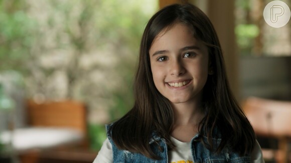 Júlia (Nathalia Dill) se desespera quando Alex (Caio Paduan) ameaça fazer mal a Chiara (Lara Cariello), na novela 'Rock Story'