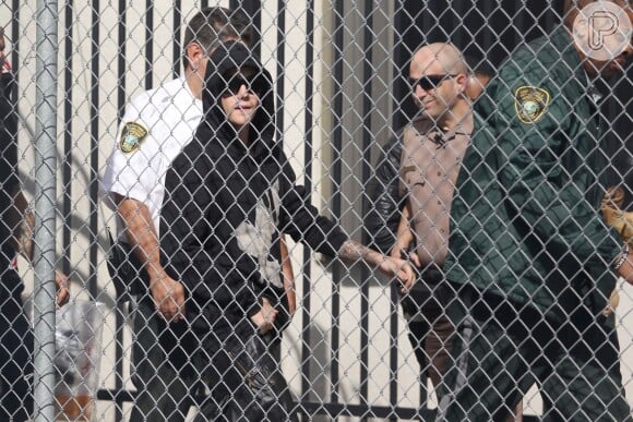 Justin Bieber deixou a prisão no mesmo dia em que foi preso, 23 de janeiro de 2014, após pagar uma fiança de quase R$6 mil