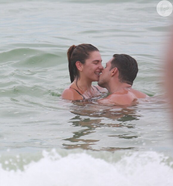 Mariana Goldfarb ganha beijo de Cauã Reymond em foto após repetir pose de Grazi Massafera