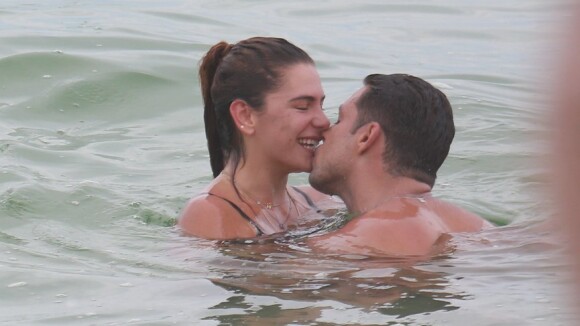 Após repetir pose de Grazi, Mariana Goldfarb ganha beijo de Cauã Reymond em foto