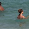 Paolla Oliveira curtiu a praia da Reserva, na Zona Oeste do Rio, neste domingo, 8 de janeiro de 2017. De shortinho, a atriz não dispensou a peça nem para dar um mergulho no mar