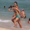 Paolla Oliveira curtiu a praia da Reserva, na Zona Oeste do Rio, neste domingo, 8 de janeiro de 2017. De shortinho, a atriz não dispensou a peça nem para dar um mergulho no mar