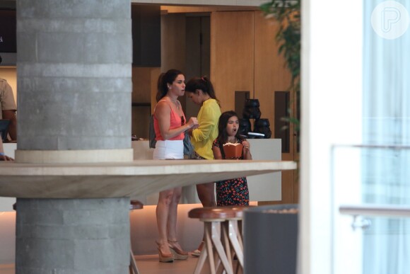 Giovanna Antonelli levou as filhas gêmeas, Antonia e Sofia, ao cinema neste domingo, 8 de janeiro de 2017