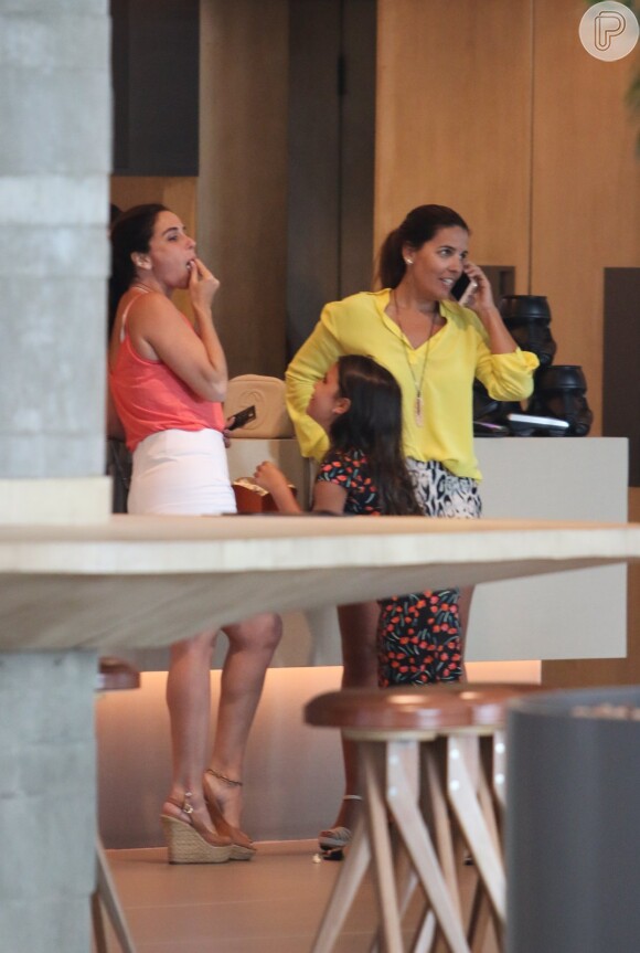 Giovanna Antonelli levou as filhas gêmeas, Antonia e Sofia, ao cinema neste domingo, 8 de janeiro de 2017