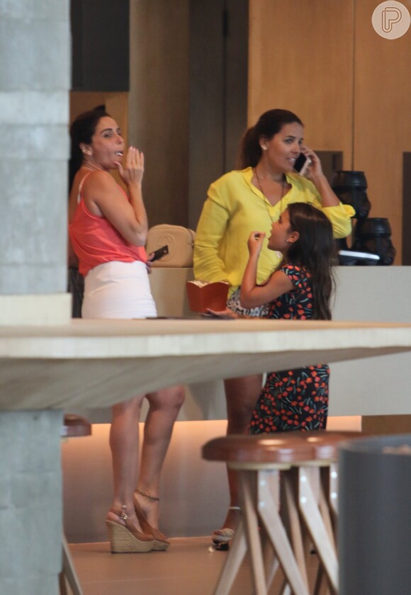 Giovanna Antonelli levou as filhas gêmeas, Antonia e Sofia, ao cinema neste domingo, 8 de janeiro de 2017