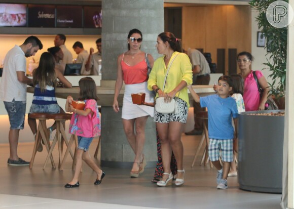 Giovanna Antonelli levou as filhas gêmeas, Antonia e Sofia, ao cinema neste domingo, 8 de janeiro de 2017