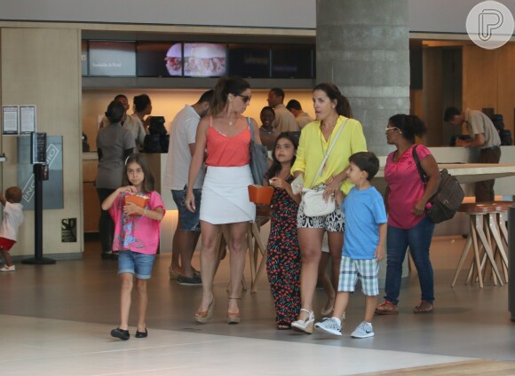 Giovanna Antonelli levou as filhas gêmeas, Antonia e Sofia, ao cinema neste domingo, 8 de janeiro de 2017