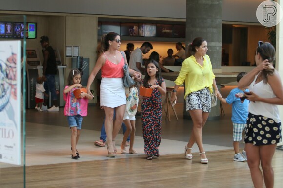 Giovanna Antonelli levou as filhas gêmeas, Antonia e Sofia, ao cinema neste domingo, 8 de janeiro de 2017