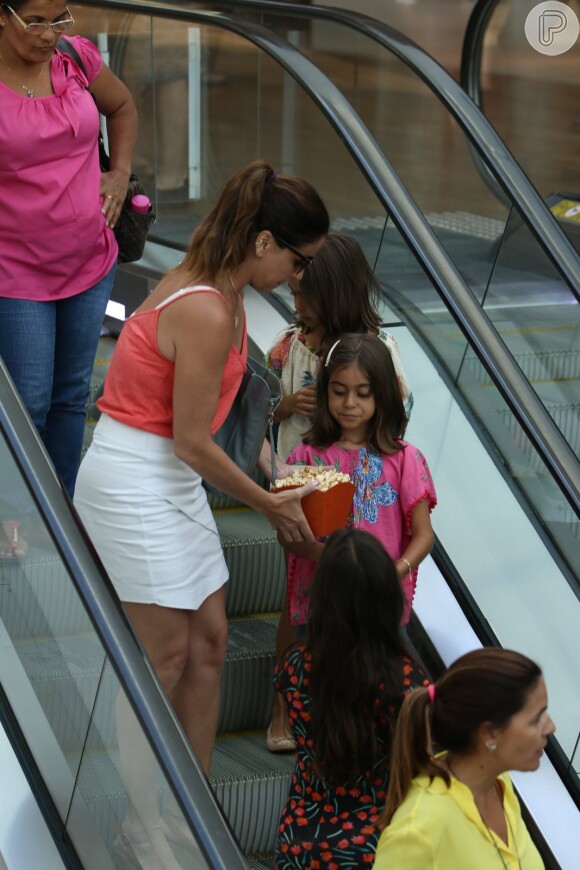 Giovanna Antonelli levou as filhas gêmeas, Antonia e Sofia, ao cinema neste domingo, 8 de janeiro de 2017