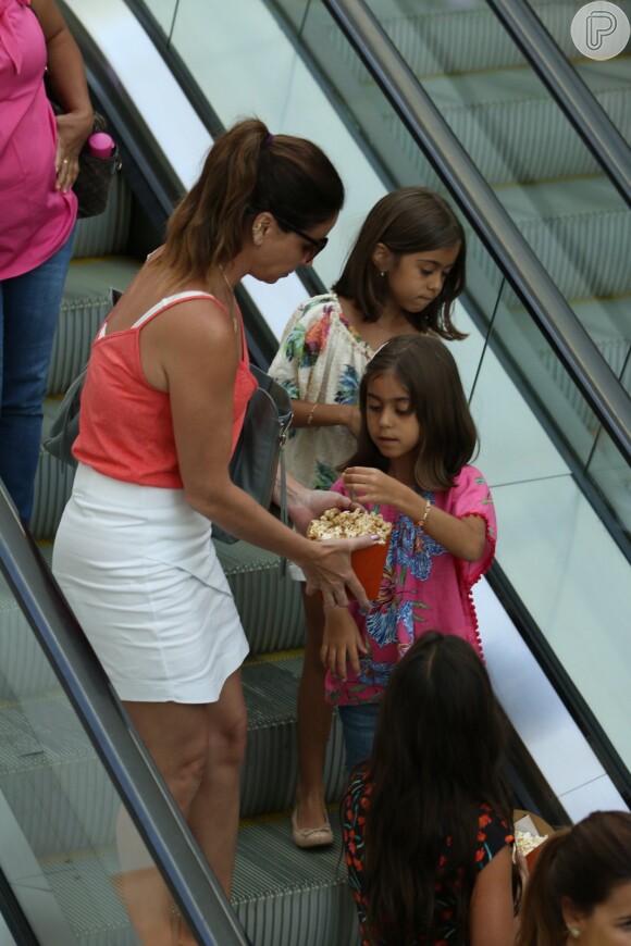 Giovanna Antonelli levou as filhas gêmeas, Antonia e Sofia, ao cinema neste domingo, 8 de janeiro de 2017