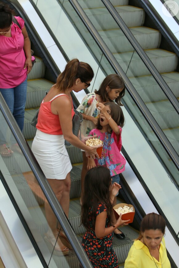 Giovanna Antonelli levou as filhas gêmeas, Antonia e Sofia, ao cinema neste domingo, 8 de janeiro de 2017