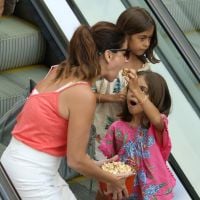 Giovanna Antonelli leva as filhas gêmeas ao cinema e ganha pipoca na boca