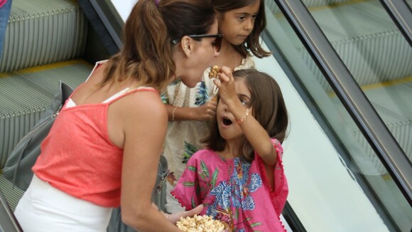 Giovanna Antonelli leva as filhas gêmeas ao cinema e ganha pipoca na boca