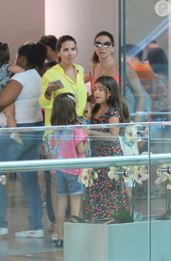 Giovanna Antonelli levou as filhas gêmeas, Antonia e Sofia, ao cinema neste domingo, 8 de janeiro de 2017