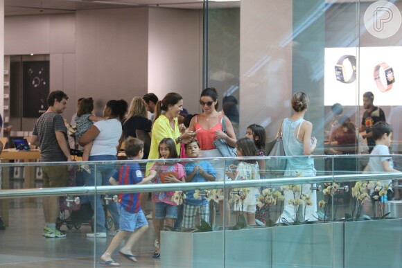 Giovanna Antonelli levou as filhas gêmeas, Antonia e Sofia, ao cinema neste domingo, 8 de janeiro de 2017