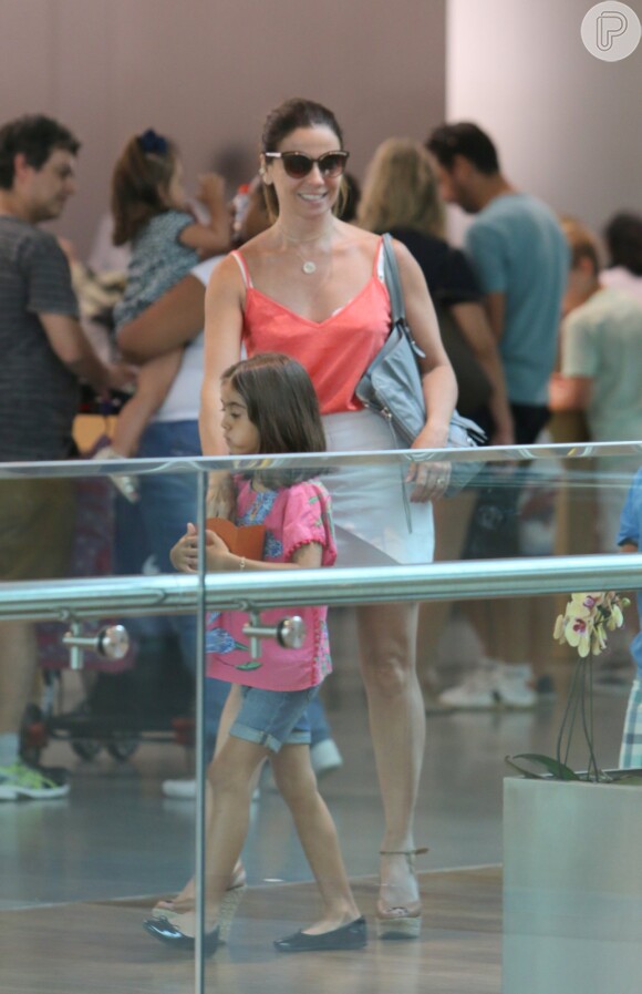 Giovanna Antonelli levou as filhas gêmeas, Antonia e Sofia, ao cinema neste domingo, 8 de janeiro de 2017